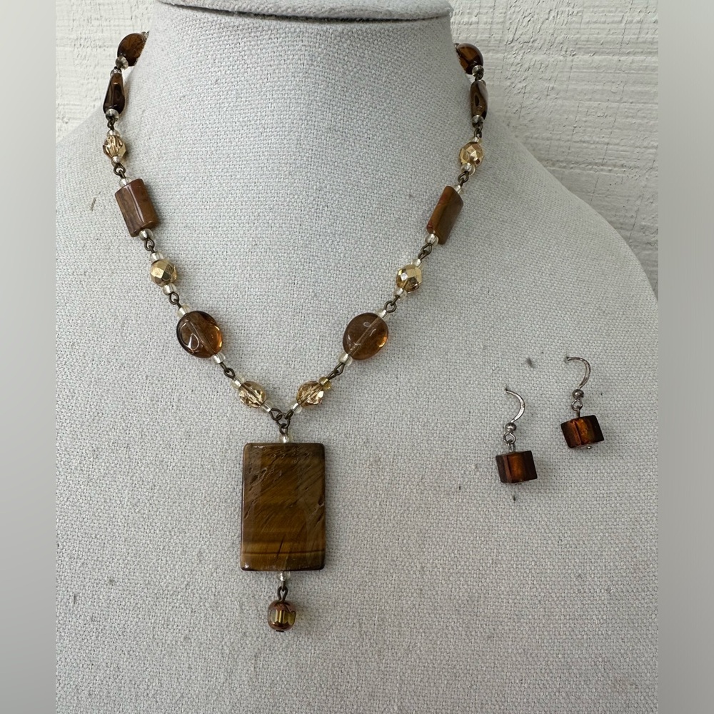 Set of neutral tone necklace and bracelet set